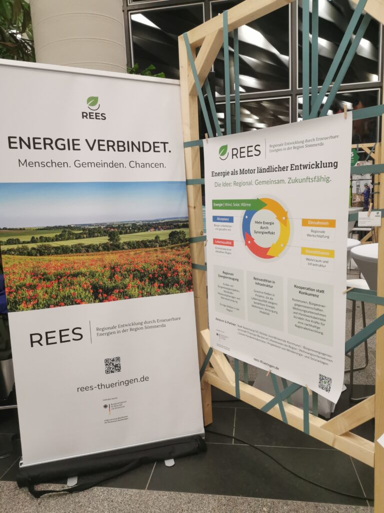 Ausstellung des Projekts REES mit Roll-Up und Plakat 1